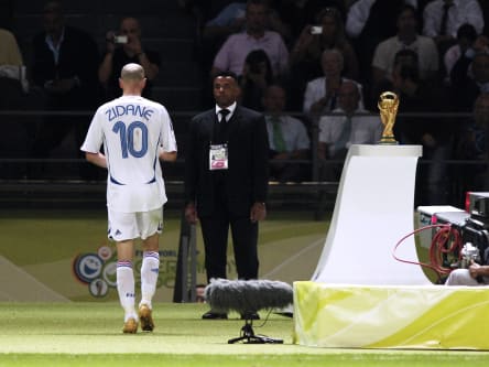 Zinedine Zidane schleicht am WM-Pokal vorbei.