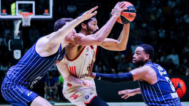 ANTALYA, TURKEY - NOVEMBER 14: Spencer Dinwiddie, #26 of FC Bayern Munich in action with Jordan Lloyd, #3 and Ercan Osmani, #24 of Anadolu Efes Istanbul during the EuroLeague match between Anadolu Efes Istanbul and FC Bayern Munich at Antalya Sports Complex on November 14, 2025 in Antalya, Turkey. (Photo by Cenk Ozel/Euroleague Basketball via Getty Images)