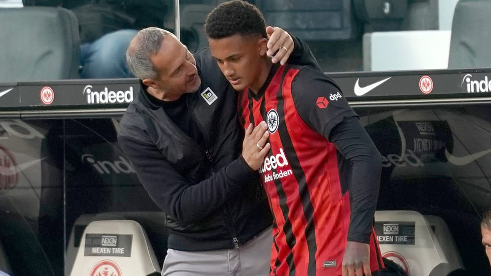 Hat das Vertrauen in den SGE-Youngster: Frankfurts Trainer Adi Hütter und Tuta.