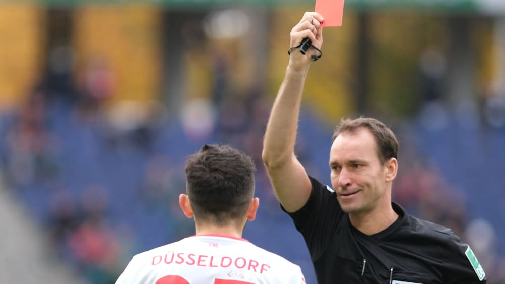Knackpunkt in Hannover: Referee Bastian Dankert zückt Gelb-Rot gegen Matthias Zimmermann.