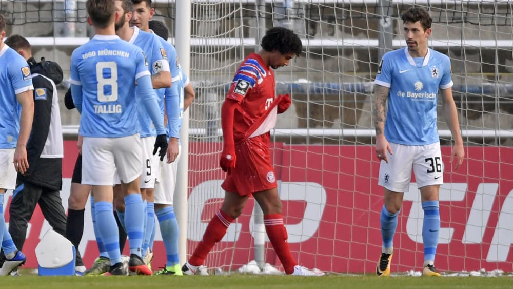 Trauriger Abgang im Stadtderby: Bayerns Joshua Zirkzee.