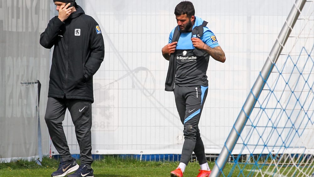 Keanu Staude muss angeschlagen vom Trainingsplatz des TSV 1860 München.
