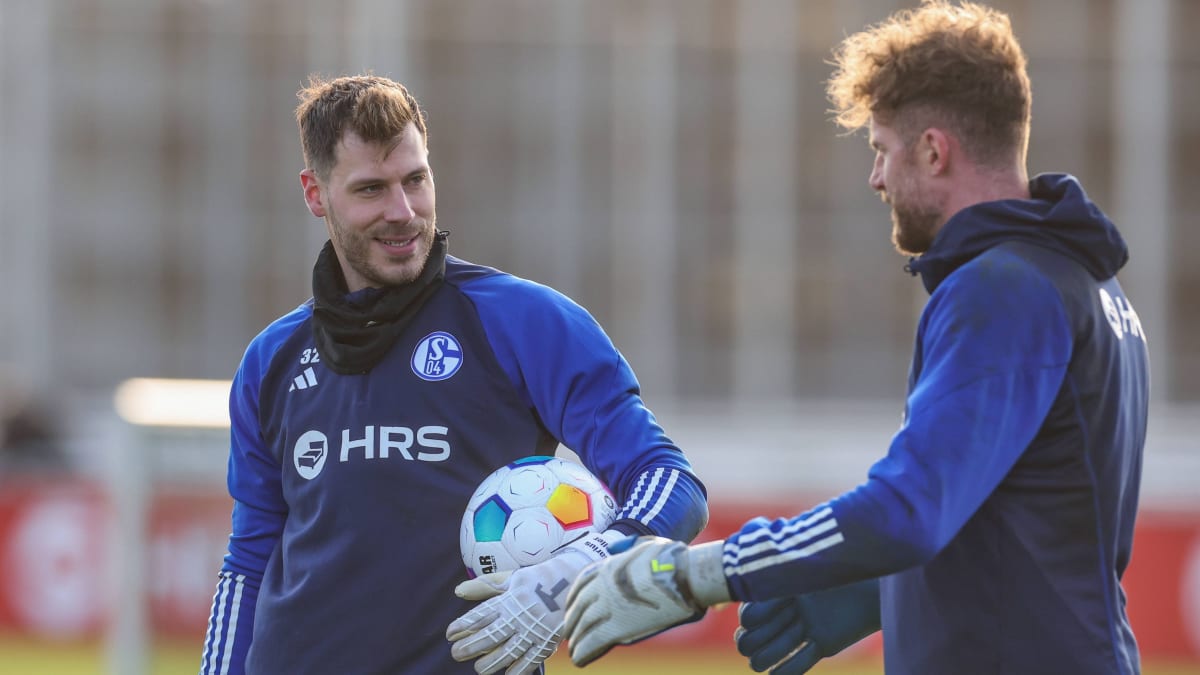 Müller before returning to the Schalke goal