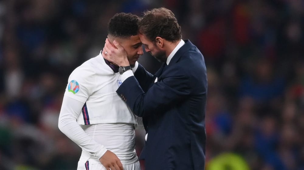 Bitterer Kurzeinsatz: Gareth Southgate tröstet nach dem Schlusspfiff Jadon Sancho.