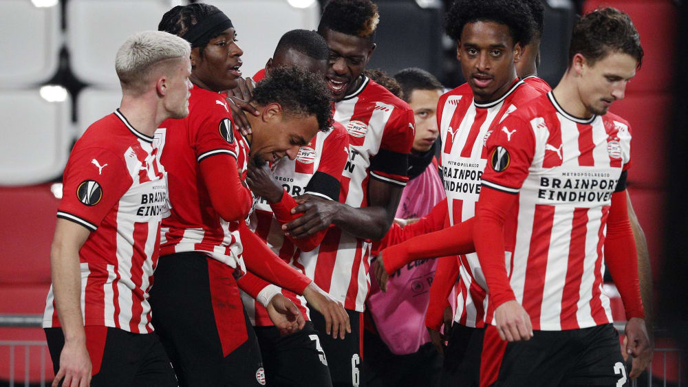 Umringt: Eindhovens Torschütze zum 3:1 Donyell Malen (3.v.l.).