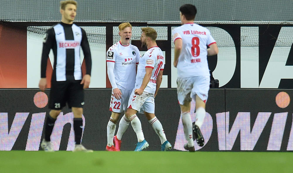 Pascal Steinwender (Nr. 22) brachte Lübeck in Führung.