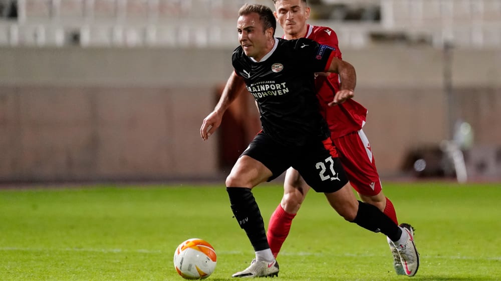 Arbeitssieg in Nikosia: Mario Götze im Duell mit Omonias Marinos Tzionis (r.).