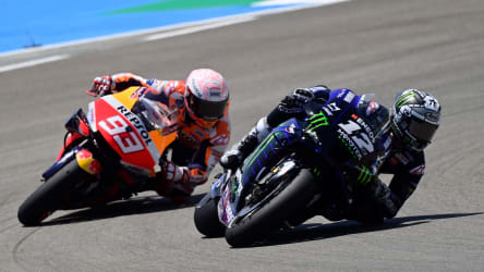 Marc Marquez (li.) im Duell mit Maverick Vinales