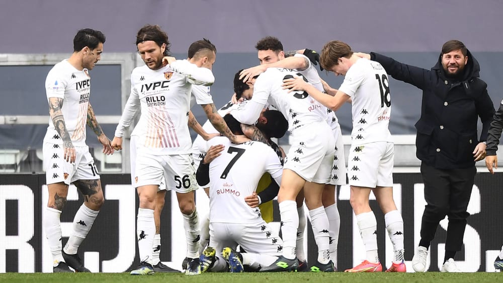 Benevento Calcio jubelt über Adolfo Gaichs Treffer zum 1:0.