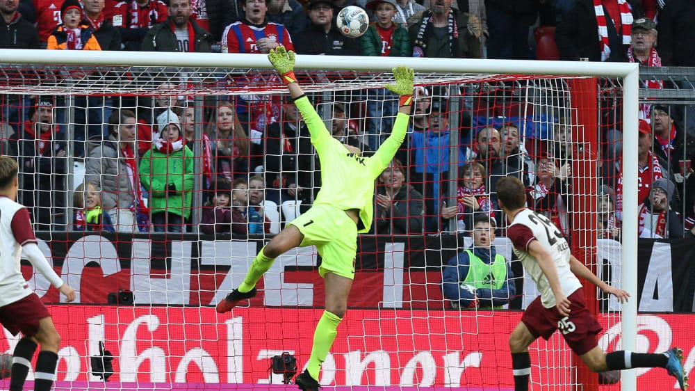 Knapp drüber: FCA-Schlussmann Andreas Luthe fliegt, der Ball zischt über den Kasten.