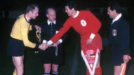 Die Kapitäne Wolfgang Paul (l.) und Ron Yeats bei der Seitenwahl.