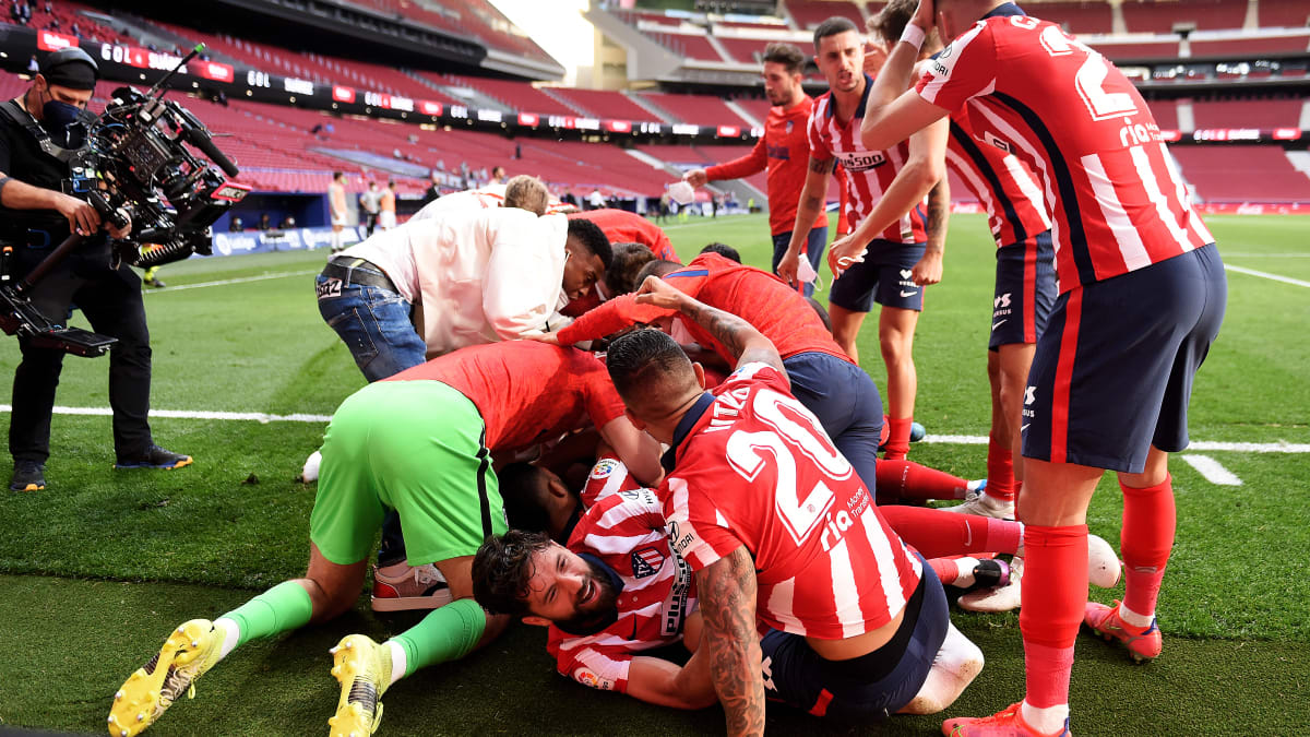 Furioses Finish Suarez Und Atletico Behaupten Platz Eins Kicker