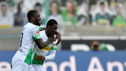 Marcus Thuram herzt Debütant Mamadou Doucouré.