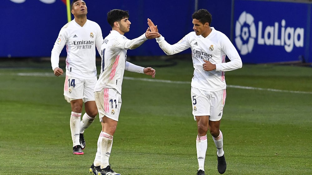 Schlag ein: Marco Asensio beglückwünscht Raphael Varane (r.) zu dessen soeben erzieltem Tor.