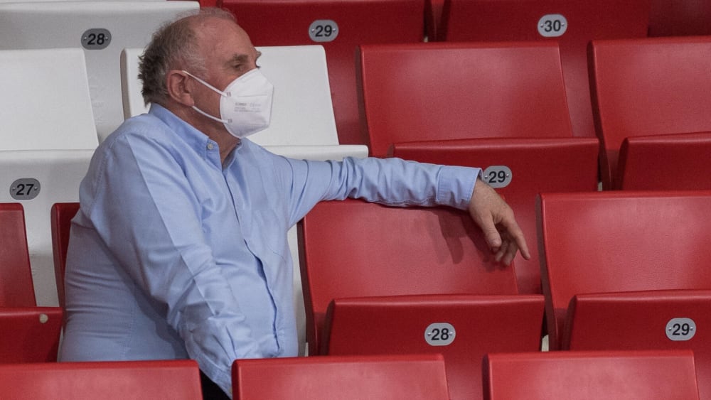 Des Öfteren zu Gast: Uli Hoeneß schaut sich regelmäßig die Spiele der Bayern-Basketballer an.