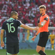 Kommt erneut zum Zug: Daniel Siebert, hier mit Australiens Aziz Behich.