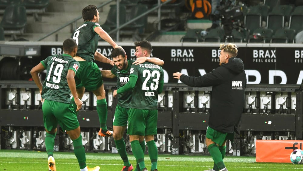 Ekstase nach dem Lucky Punch: Die FCA-Profis feiern Torschütze Daniel Caligiuri nach dessen Tor in Gladbach.
