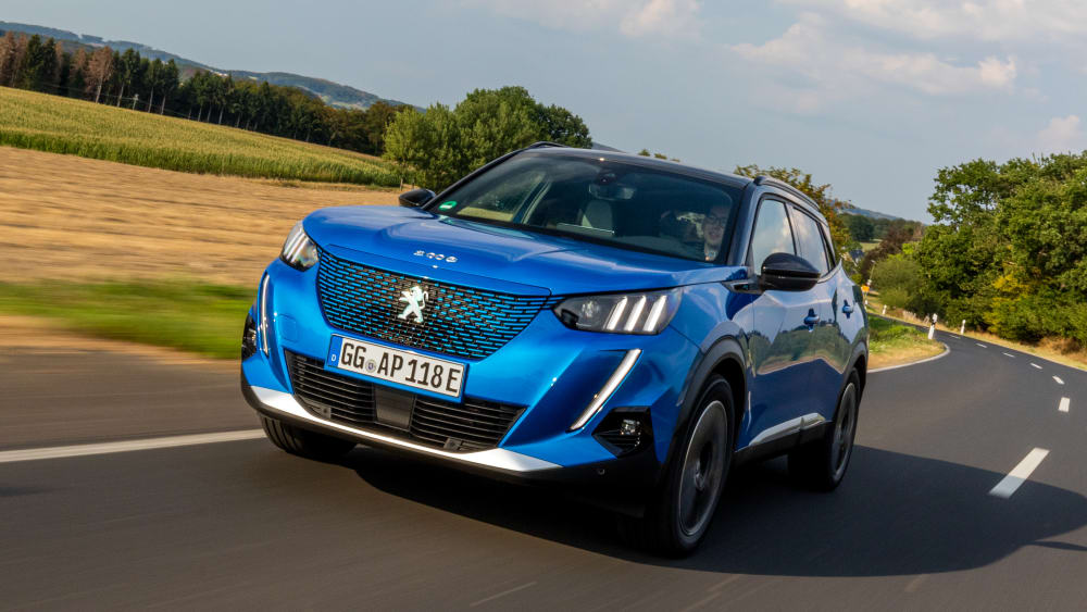 Peugeot e-2008: Das französische Mini-SUV verdient sich das E-Kennzeichen durch seinen 136 PS starken Elektroantrieb.