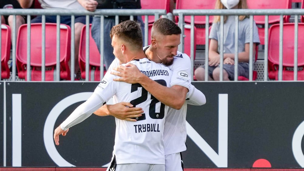 Cheering in white: Goalkeeper Janik Bachmann (right) throws his arms around Tom Trybull's neck.