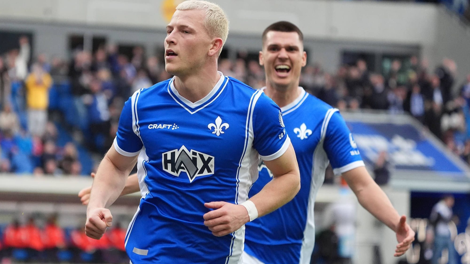 Darmstadt Tim Skarke (li.) bejubelt ein Tor.