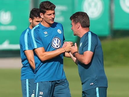 Bild aus gemeinsamen Wolfsburger Zeiten: Dieter Hecking und Mario Gomez.