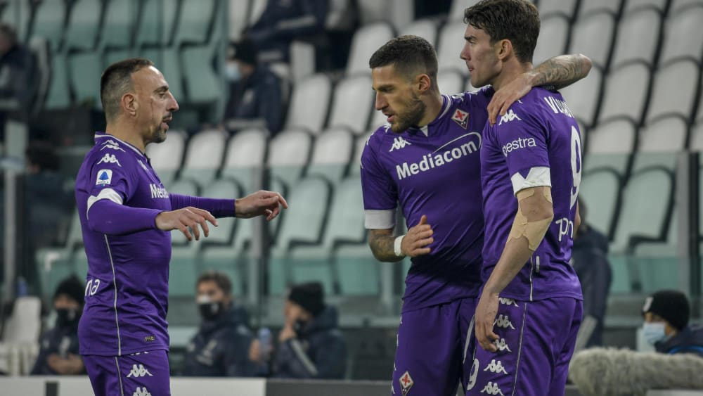 Freudige Florenzer: Franck Ribery (links) und Torschütze Dusan Vlahovic (rechts) jubeln mit Cristiano Biraghi über das 1:0.