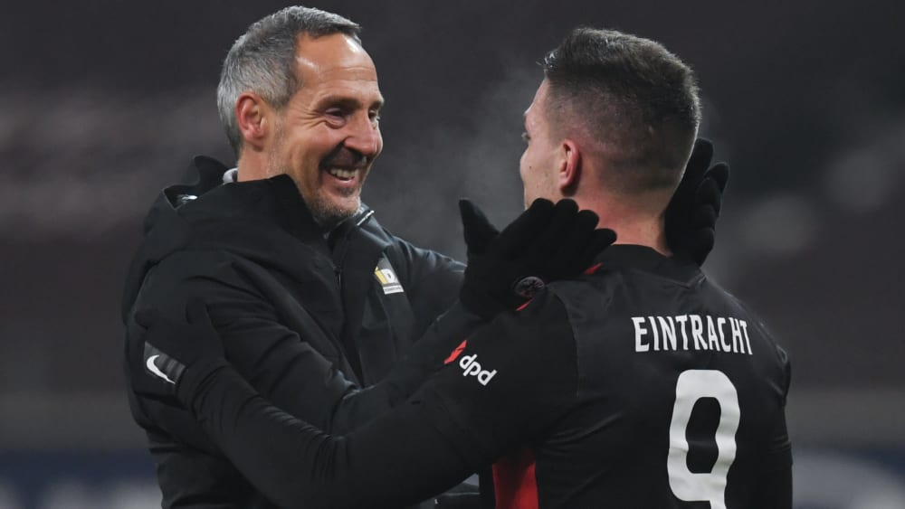 Frankfurts Trainer Adi Hütter herzt den Matchwinner Luka Jovic.