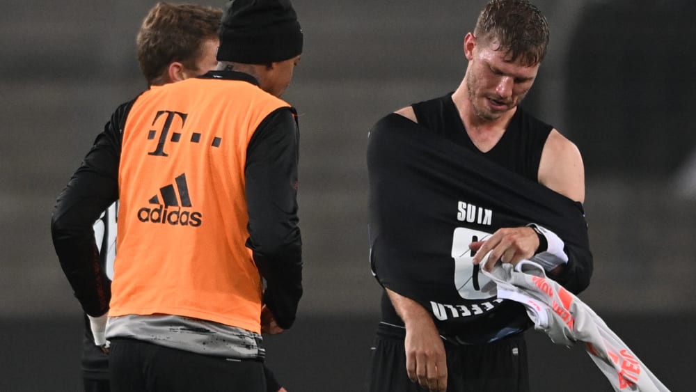 Fabian Klos unterhält sich hier mit den beiden Bayern-Weltmeistern Thomas Müller und Jerome Boateng.