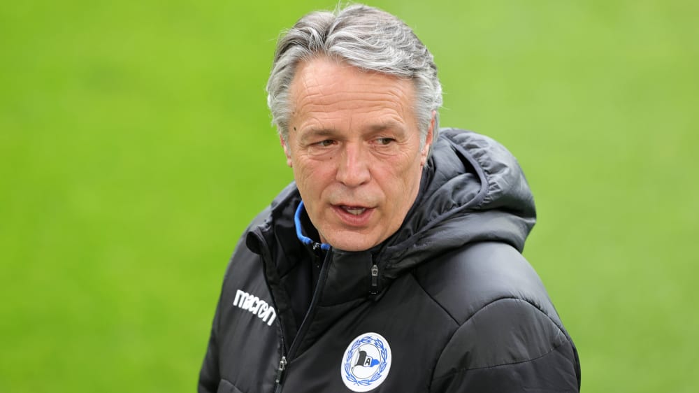 Wie lange sitzt er bei der Arminia noch auf der Trainerbank? Uwe Neuhaus.