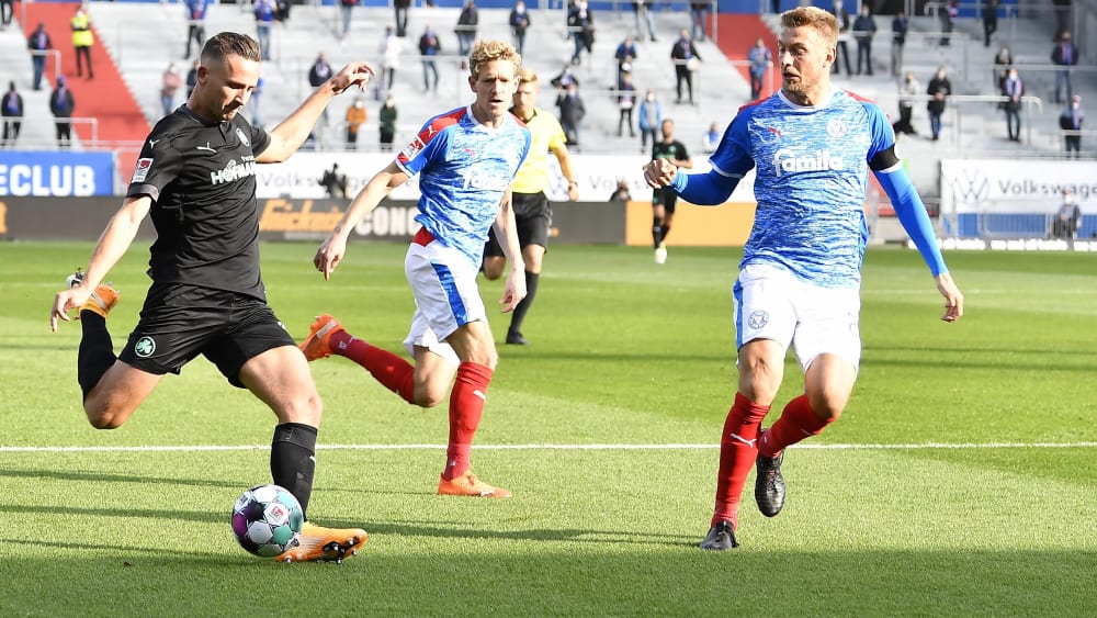 Greuther Fürths Paul Seguin (l.) zieht vor Kiels Kapitän Hauke Wahl ab und trifft zur Führung.