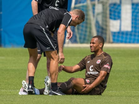 Etienne Amenyido wird behandelt.