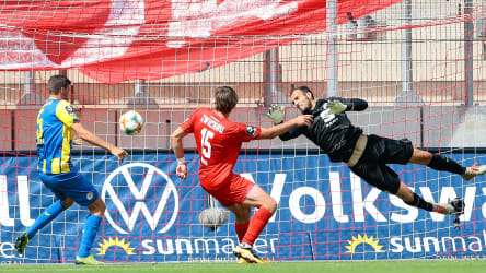 Zwickaus Morris Schröter (M.) erzielt das Siegtor gegen Braunschweig
