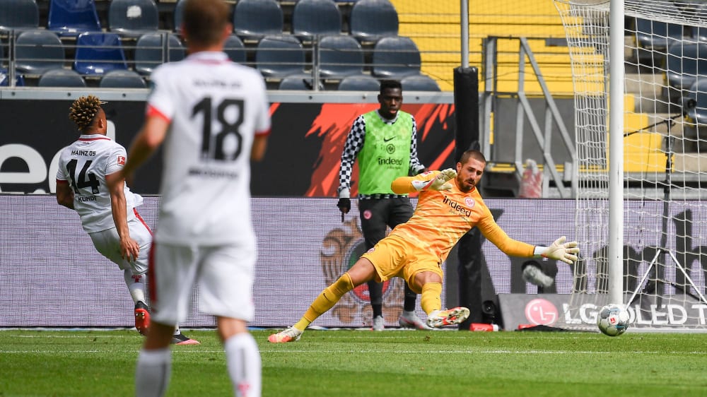 Einer der Derbyhelden: Joker Kunde (li.) trifft gegen Kevin Trapp.