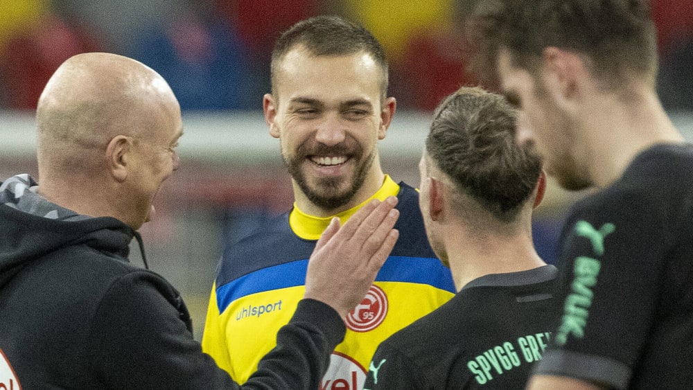 Volles Risiko und volles Vertrauen: Düsseldorfs Trainer Uwe Rösler (l.) mit Torwart Florian Kastenmeier.