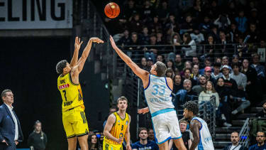 Basketball Berlin 07.12.2025 Saison 2025 2026 EasyCredit BBL 1. Bundesliga Männer, Herren Alba Berlin - Skyliners Jack Kayil (Alba Berlin, No.07) Ryan Hawkins (Frankfurt, No.33) *** Basketball Berlin 07 12 2025 Season 2025 2026 EasyCredit BBL 1 Bundesliga Men, Men Alba Berlin Skyliners Jack Kayil Alba Berlin, No 07 Ryan Hawkins Frankfurt, No 33