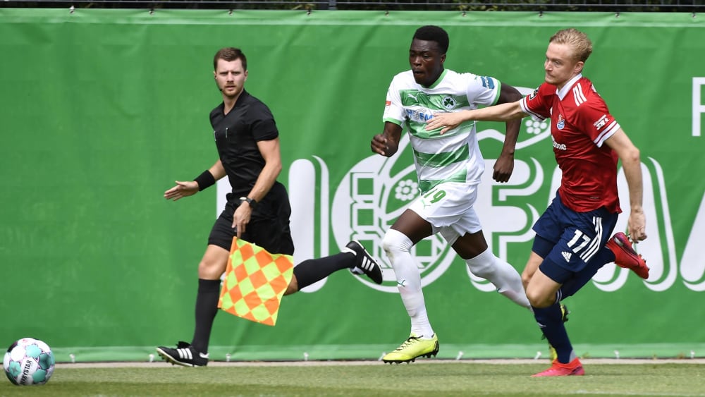 Dickson Abiama (l.)