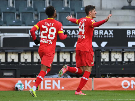 Abgehoben: Bayers Schick (r.) bejubelt das 1:0.