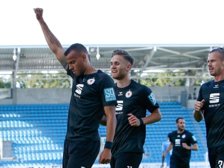 Braunschweigs Nkansah jubelt über sein 1:0.