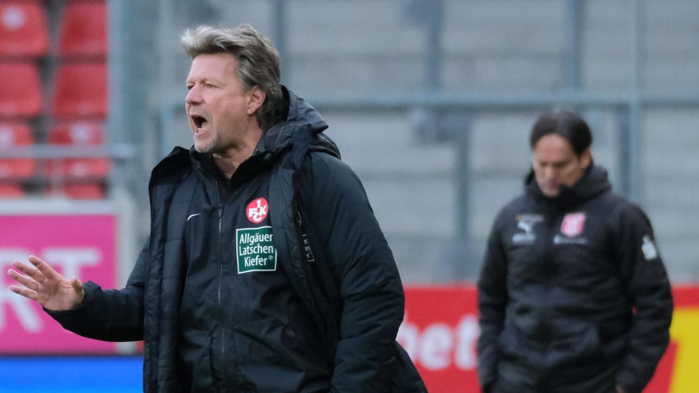 Konnte beim 1:1 gegen Halle bei Weitem nicht mit allem zufrieden sein: Kaiserlauterns Trainer Jeff Saibene (li., im Hintergrund Halles Trainer Florian Schnorrenberg).