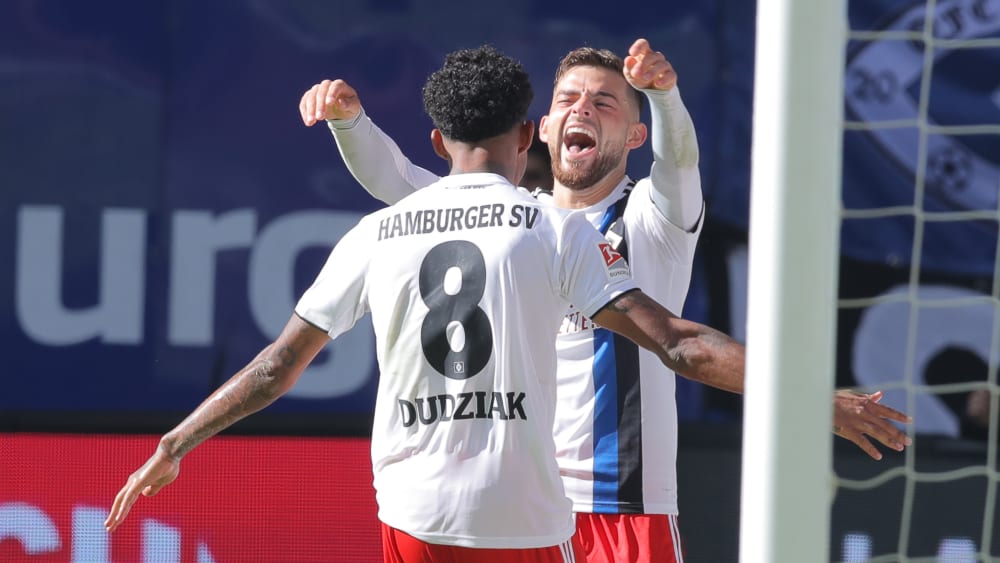 Freude über den Dosenöffner: Torschütze Jeremy Dudziak und Vorlagengeber Tim Leibold (hinten).