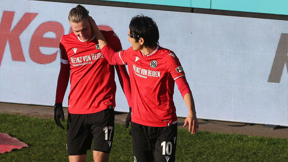 Marvin Ducksch (li.) und Genki Haraguchi führten Hannover 96 zum Sieg in Darmstadt.