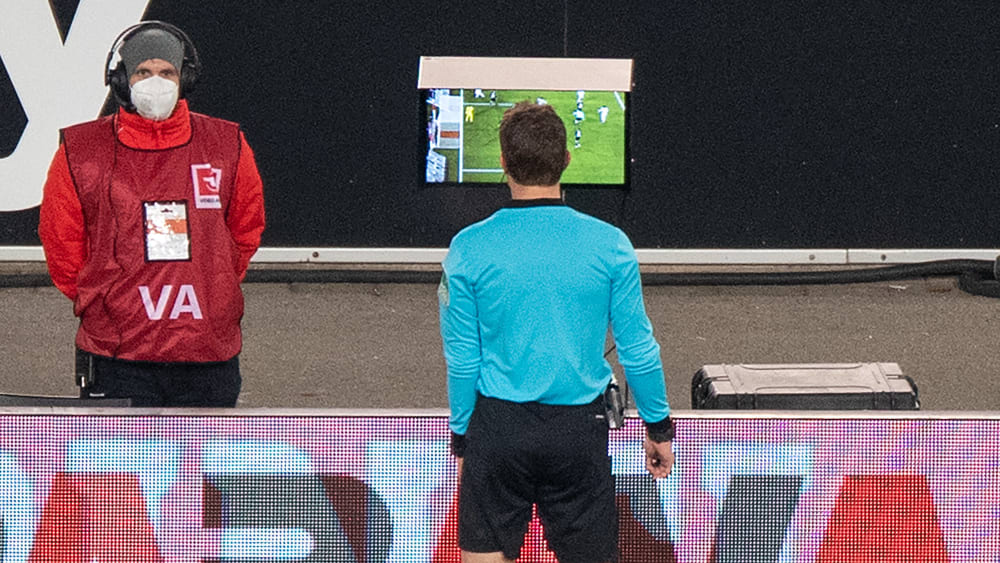 Mitentscheidende Szene verpasst: Referee Felix Brych am Samstag beim Video-Studium.