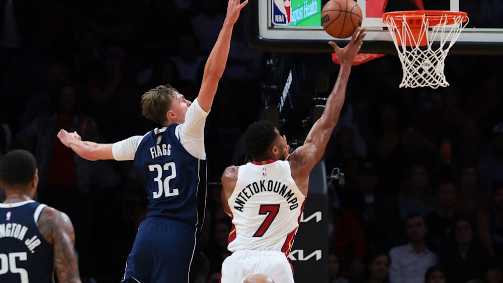 Cooper Flagg versucht Giannis Antetokounmpo zu blocken.