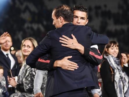 Massimiliano Allegri und Cristiano Ronaldo umarmen sich.