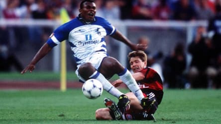 Der Duisburger Bachirou Salou wird von Bayern-Gegenspieler Michael Tarnat rüde zu Fall gebracht.