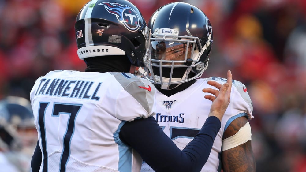 Ryan Tannehill und Derrick Henry unterhalten sich.
