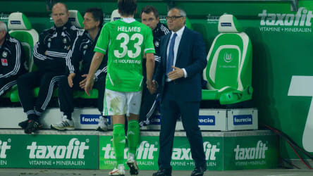 Einer von 36: Felix Magath in der Saison 2011/12 mit Patrick Helmes (#33).