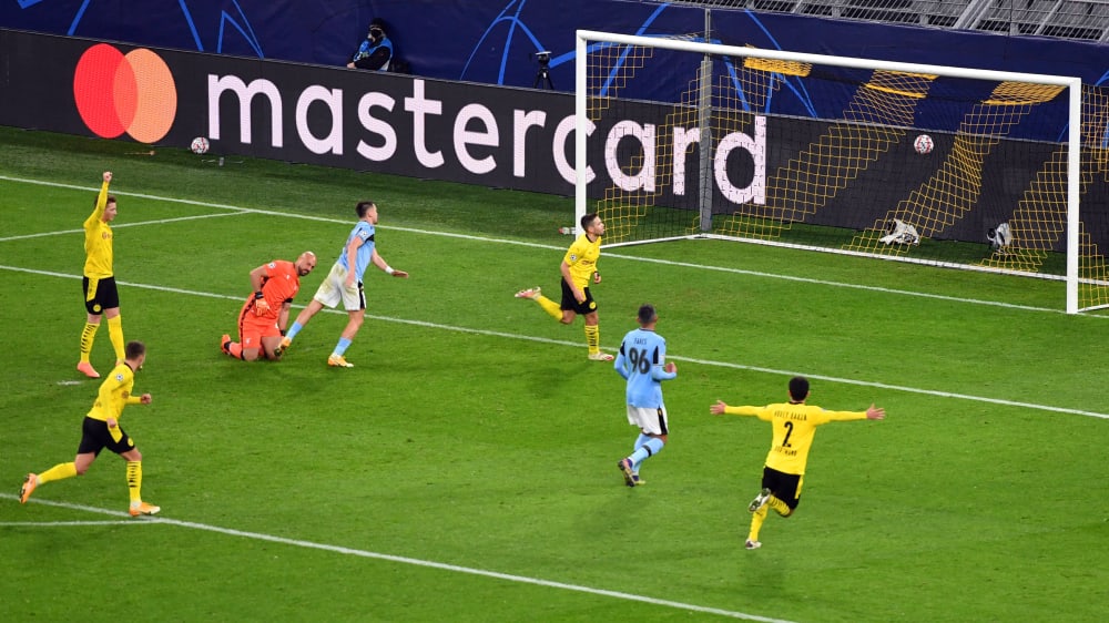 Führungstreffer: Raphael Guerreiro (M.) dreht nach seinem 1:0 für den BVB zum Jubeln ab.