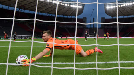 Zu spät: Das 0:3 durch Robert Lewandowski ging auf die Kappe von Leverkusens Schlussmann Lukas Hradecky.