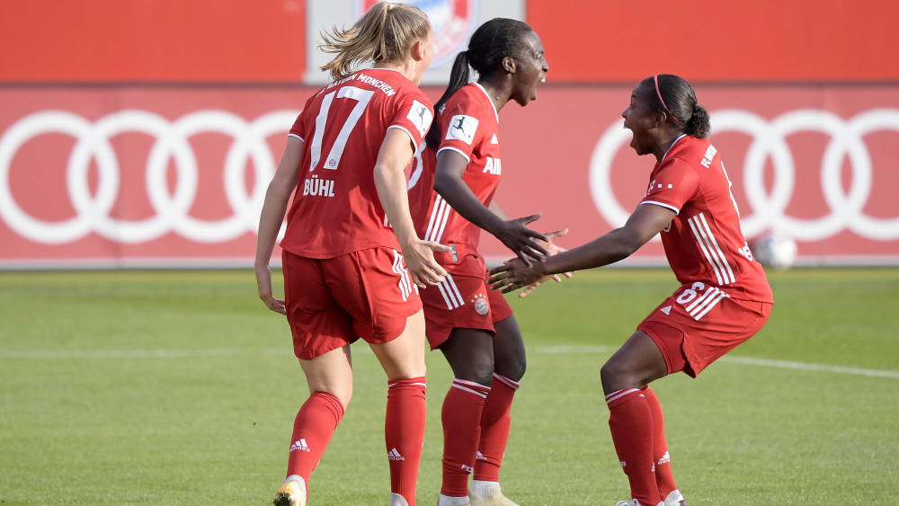 Erste Chance, erstes Tor: Klara Bühl, Viviane Asseyi und Lineth Beerensteyn (v. li.) sind begeistert.